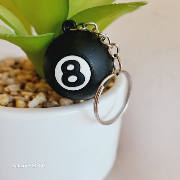 Unknown Brand 8 Ball Keychain Black and White NWOT Unisex Auto Home Collection - Picture 4 of 4